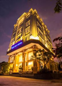 een groot gebouw met een verlicht bord erop bij Blue Sky Phu Quoc Hotel in Phu Quoc