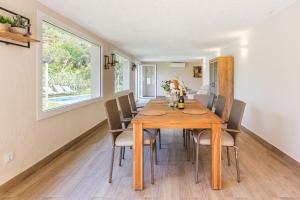 une salle à manger avec une table et des chaises en bois dans l'établissement villa Jarana, à Lloret de Mar