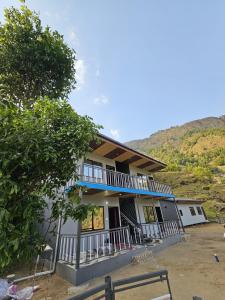SariTMS Resort的侧面有阳台的房子