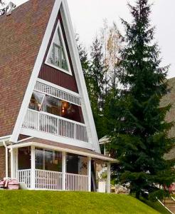 una casa con un albero di Natale davanti di Цілий триповерховий будинок FREEMAN-3 над річкою з альтанкою та грилем a Bukovel