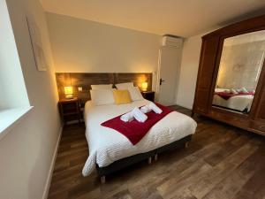 a bedroom with a bed with two towels on it at La Cour de Mamama Appartement 6 in Ohnenheim