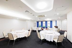 a conference room with white tables and chairs at ANA Holiday Inn Sapporo Susukino by IHG in Sapporo