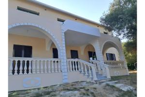 Budova, kde se vila nachází