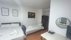 Una cama o camas en una habitación de Comfortable Rooms Heart of Shoreditch