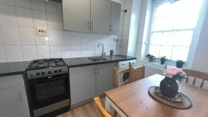 Una cocina o kitchenette en Comfortable Rooms Heart of Shoreditch 11 fotos más