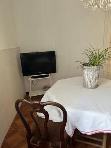 TV a/nebo společenská místnost v ubytování Elly Casa Vacanze