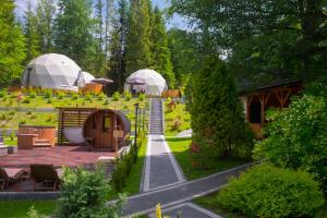 Blick auf einen Garten mit Kuppeln und Zelten in der Unterkunft Willa Mała Łąka Jacuzzi & Sauna in Zakopane