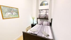 Postel nebo postele na pokoji v ubytování Comfortable rooms in Lugner City area HE