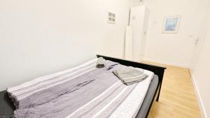 Postel nebo postele na pokoji v ubytování Comfortable rooms in Lugner City area HE