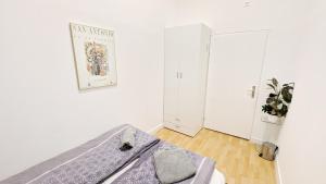 Postel nebo postele na pokoji v ubytování Comfortable rooms in Lugner City area HE