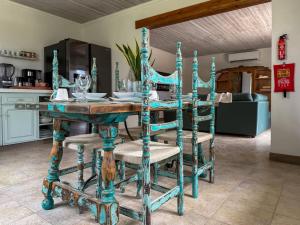 een blauwe tafel en stoelen in een keuken bij Garden Terrace Menas Authentic Wellness Eco in Noord