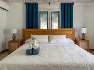 een slaapkamer met een groot bed met blauwe gordijnen bij Garden Terrace Menas Authentic Wellness Eco in Noord +16 foto's