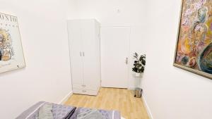 Postel nebo postele na pokoji v ubytování Comfortable rooms in Lugner City area HE