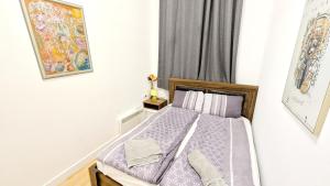 Postel nebo postele na pokoji v ubytování Comfortable rooms in Lugner City area HE