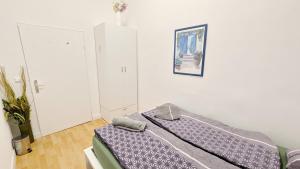 Postel nebo postele na pokoji v ubytování Comfortable rooms in Lugner City area HE