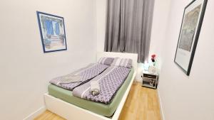 Postel nebo postele na pokoji v ubytování Comfortable rooms in Lugner City area HE