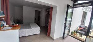 Photo de la galerie de l'établissement La Casita de Rose au calme proche plage d'Hendaye - 26 m2 Bien équipé Parking privé Jardin, à Urrugne