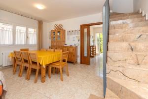 comedor con mesa amarilla y sillas en Casa Lago de Banyoles, en Banyoles