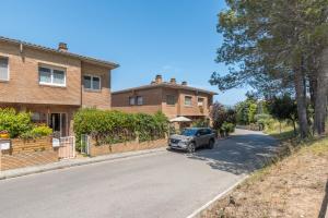 un coche aparcado delante de una casa en Casa Lago de Banyoles, en Banyoles