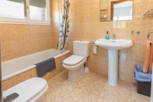 Un baño con inodoro, lavabo y bañera. en Casa Lago de Banyoles, en Banyoles