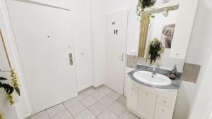 Koupelna v ubytování Comfortable rooms in Lugner City area HE