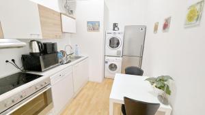 Kuchyň nebo kuchyňský kout v ubytování Comfortable rooms in Lugner City area HE