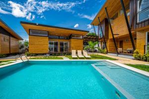 una piscina davanti a una casa di Macondo Ecolodge Apt 1 - Heliconia a Coco