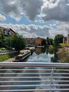 a view of a river with houses and boats at Canalside Chic Your London Escape Starts Here WIFI and Airport Transfers in Hemel Hempstead