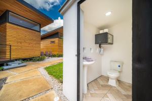 un bagno con un water e un lavandino di Macondo Ecolodge Apt 1 - Heliconia a Coco