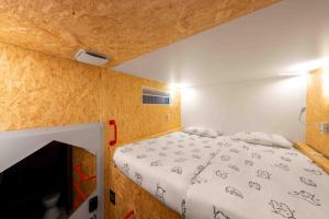 Voodi või voodid majutusasutuse ibis Styles Ljubljana The Fuzzy Log toas