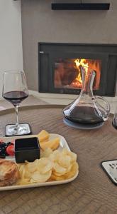 Una mesa con un plato de comida y una copa de vino. en Portal del Este, en Ciudad de la Costa