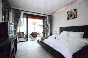 Postel nebo postele na pokoji v ubytování The Shambhala Khaolak Resort