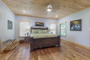 a bedroom with a bed and a wooden ceiling at Sweet Retreat in Sevierville