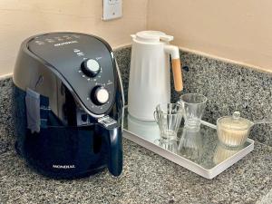 a toaster sitting on top of a kitchen counter at 600m da UFV e 100m da rodoviária in Viçosa