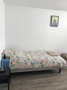 CouvainsGîte de l'hôtel Castel的花毯间的一张床位