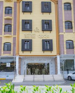 un edificio con un cartello sulla facciata di دارك بارك للشقق الفندقية Dark Park a Gedda