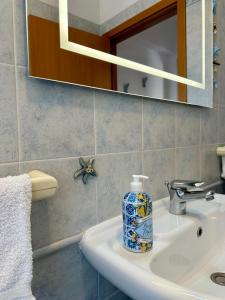 Koupelna v ubytování B&B SGUARDO AL CONERO + 13 fotografií