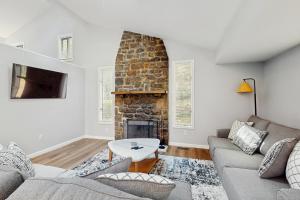 TV a/nebo společenská místnost v ubytování Split Rock Serenity