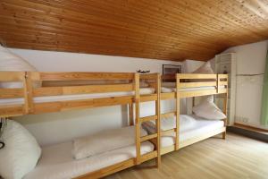 Hostel Westküste客房内的一张或多张双层床