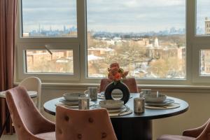 Posezení v ubytování Rosy Retreat with NYC Views by the train, Free Parking, 3 beds, 20 Percent OFF 7 days