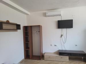 TV a/nebo společenská místnost v ubytování Jordanovi Apartment