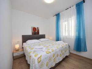 Postel nebo postele na pokoji v ubytování Apartment Katarina 3 by Interhome