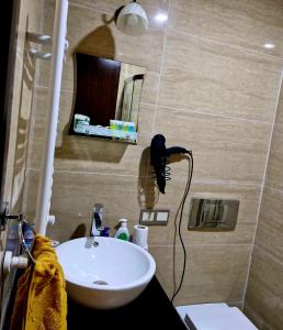 ein Badezimmer mit Waschbecken und Spiegel in der Unterkunft Apartment Spartak in Gudauri