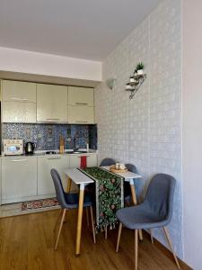 eine Küche mit Tisch und Stühlen in einem Zimmer in der Unterkunft Apartment Spartak in Gudauri