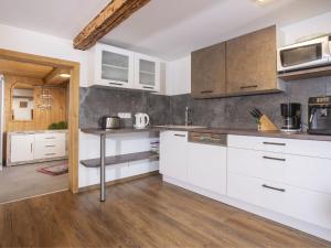 Kuchyňa alebo kuchynka v ubytovaní Holiday Home Hochzillertalblick by Interhome