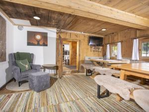 Posedenie v ubytovaní Holiday Home Hochzillertalblick by Interhome