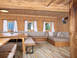 Posedenie v ubytovaní Holiday Home Hochzillertalblick by Interhome