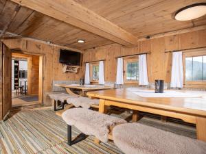 Televízia a/alebo spoločenská miestnosť v ubytovaní Holiday Home Hochzillertalblick by Interhome