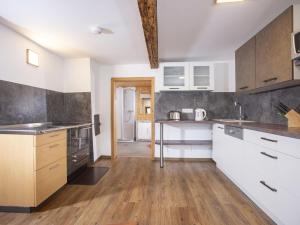 Kuchyňa alebo kuchynka v ubytovaní Holiday Home Hochzillertalblick by Interhome
