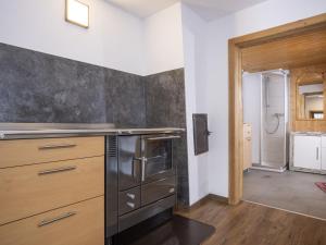 Kuchyňa alebo kuchynka v ubytovaní Holiday Home Hochzillertalblick by Interhome
